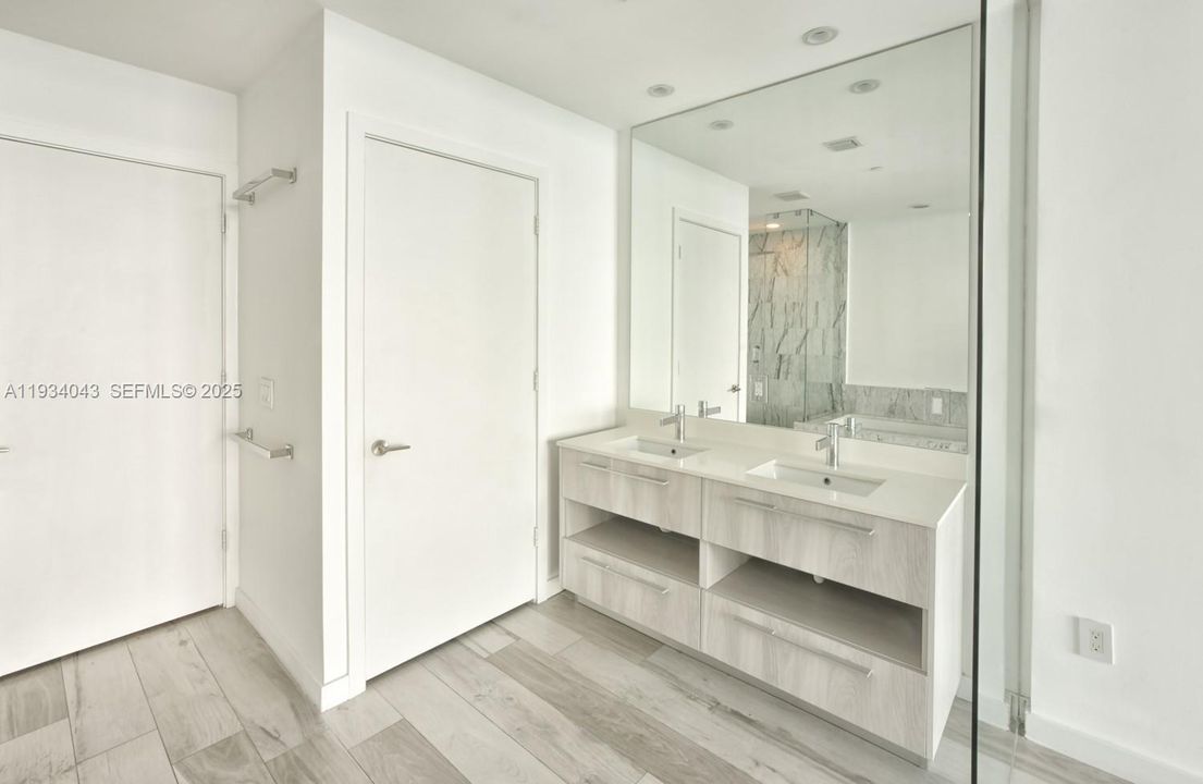 For Sale: $1,050,000 (2 beds, 3 baths, 1186 Square Feet)