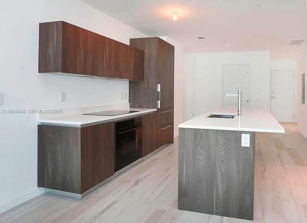 For Sale: $1,070,000 (2 beds, 3 baths, 1143 Square Feet)