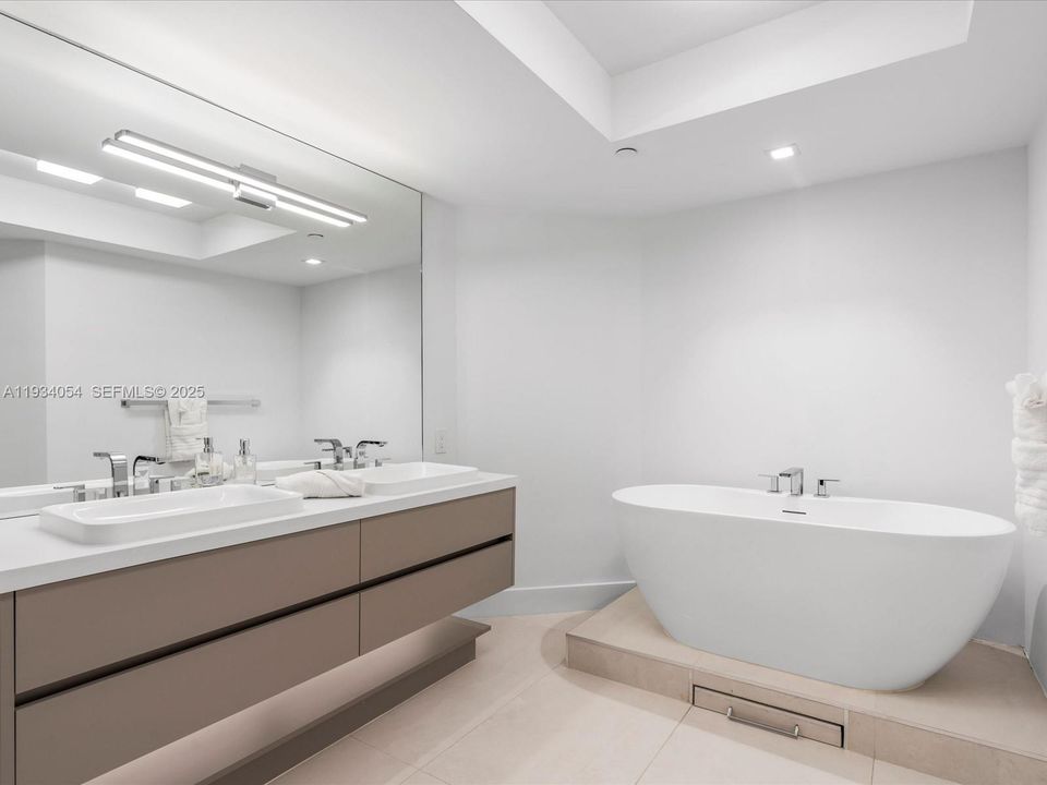 For Sale: $725,000 (2 beds, 2 baths, 1564 Square Feet)