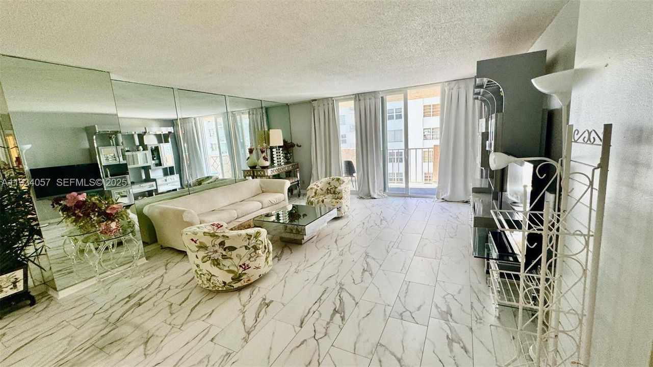 出租: $2,350 (1 贝兹, 2 浴室, 1300 平方英尺)