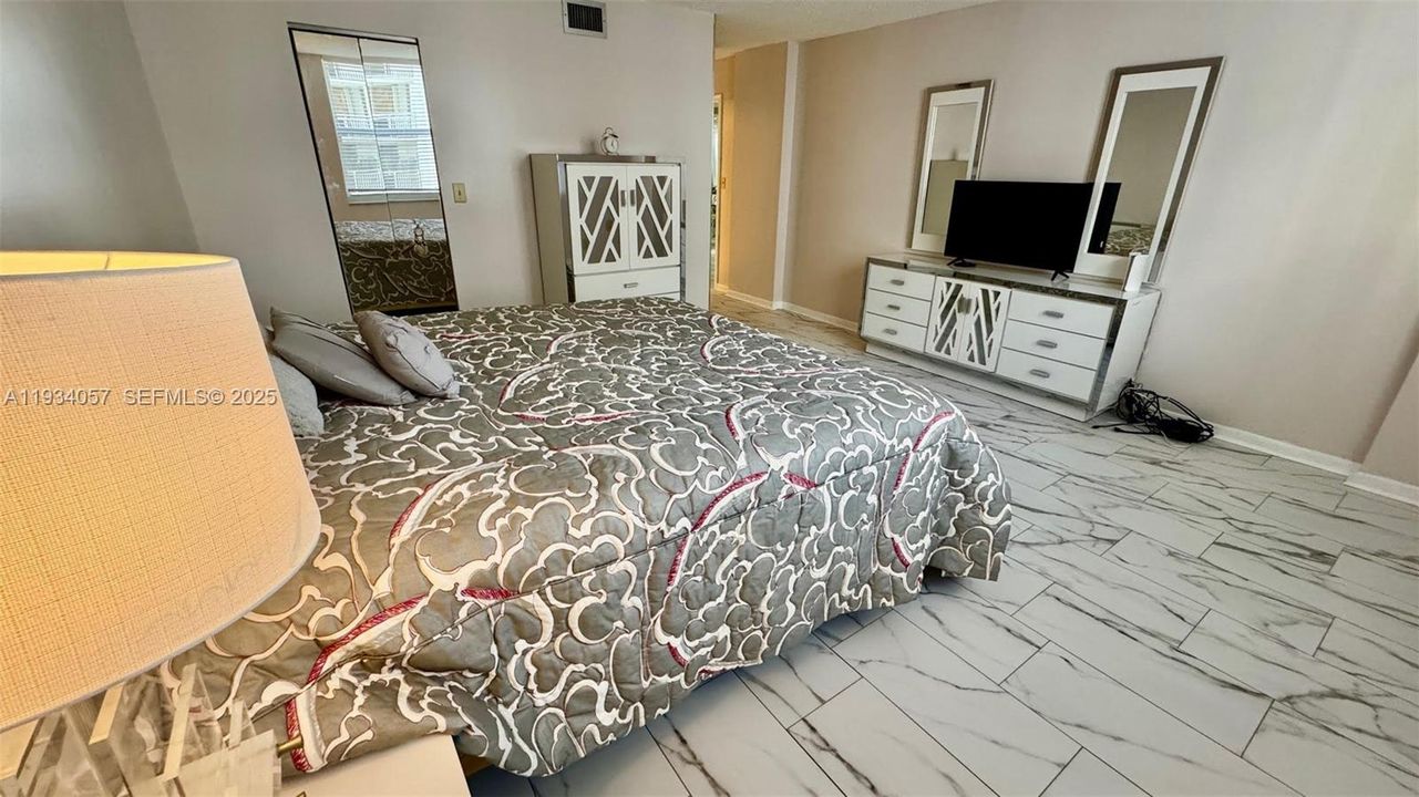 出租: $2,350 (1 贝兹, 2 浴室, 1300 平方英尺)