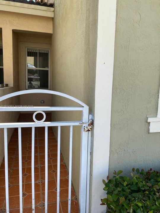 For Rent: $2,300 (3 beds, 2 baths, 1216 Square Feet)