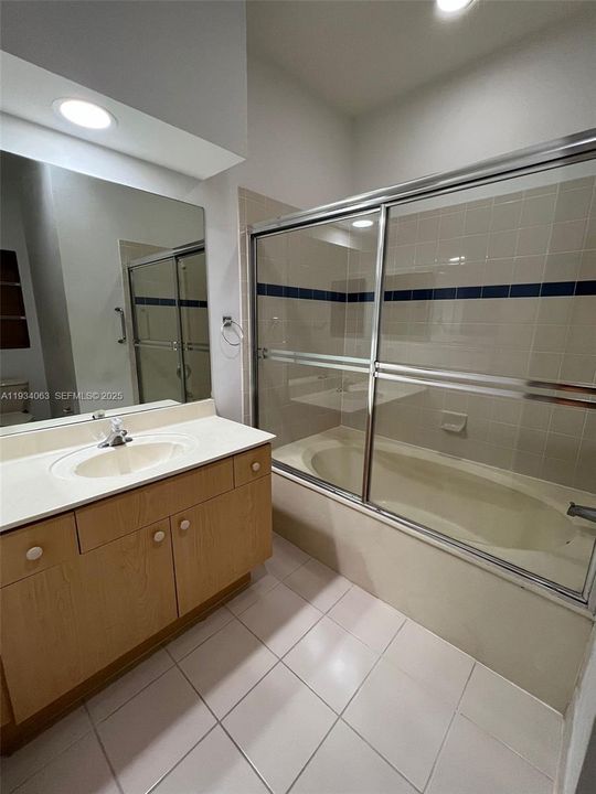 For Rent: $2,300 (3 beds, 2 baths, 1216 Square Feet)