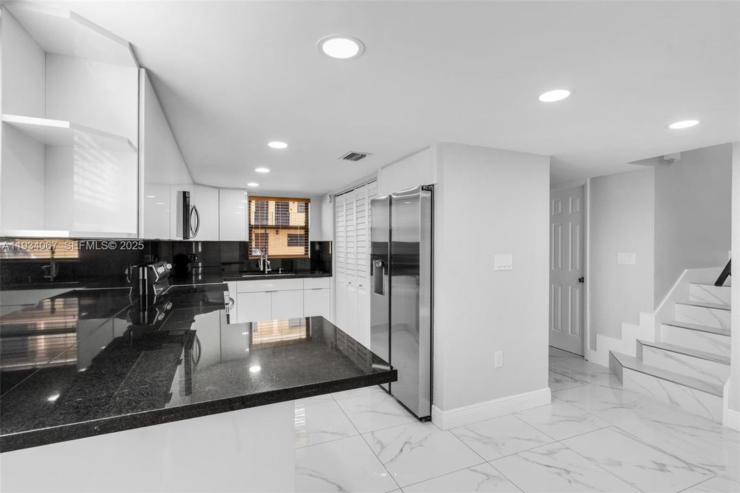 For Rent: $3,100 (4 beds, 2 baths, 1337 Square Feet)