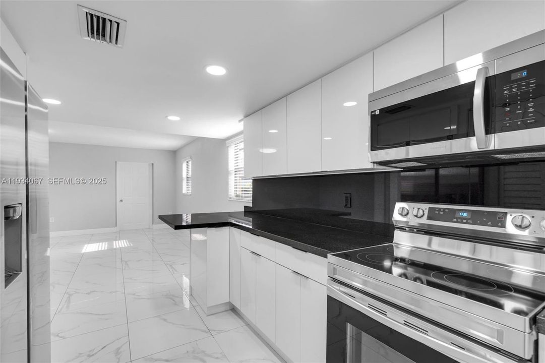 For Rent: $3,100 (4 beds, 2 baths, 1337 Square Feet)