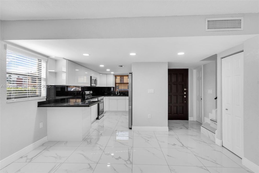 For Rent: $3,100 (4 beds, 2 baths, 1337 Square Feet)