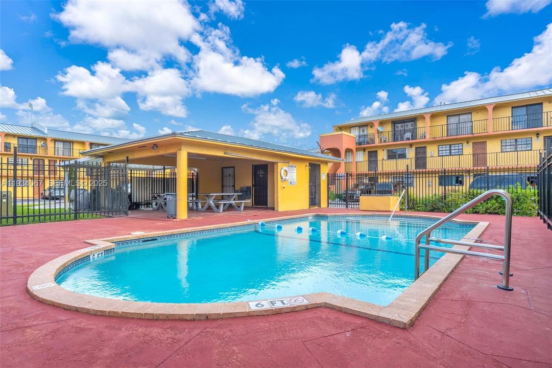 For Rent: $3,100 (4 beds, 2 baths, 1337 Square Feet)