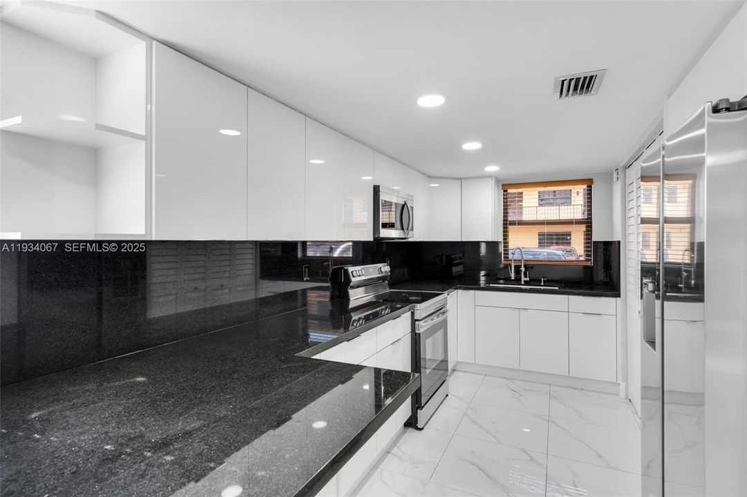 For Rent: $3,100 (4 beds, 2 baths, 1337 Square Feet)