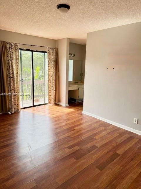 For Sale: $414,999 (3 beds, 3 baths, 1318 Square Feet)