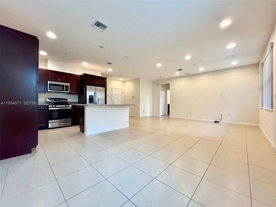 В аренду: $3,800 (3 спален, 3 ванн, 1700 Квадратных фут)