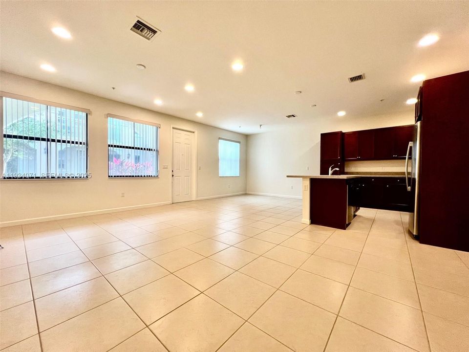 В аренду: $3,800 (3 спален, 3 ванн, 1700 Квадратных фут)