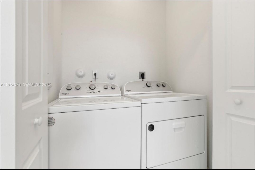 For Sale: $365,000 (3 beds, 2 baths, 1483 Square Feet)