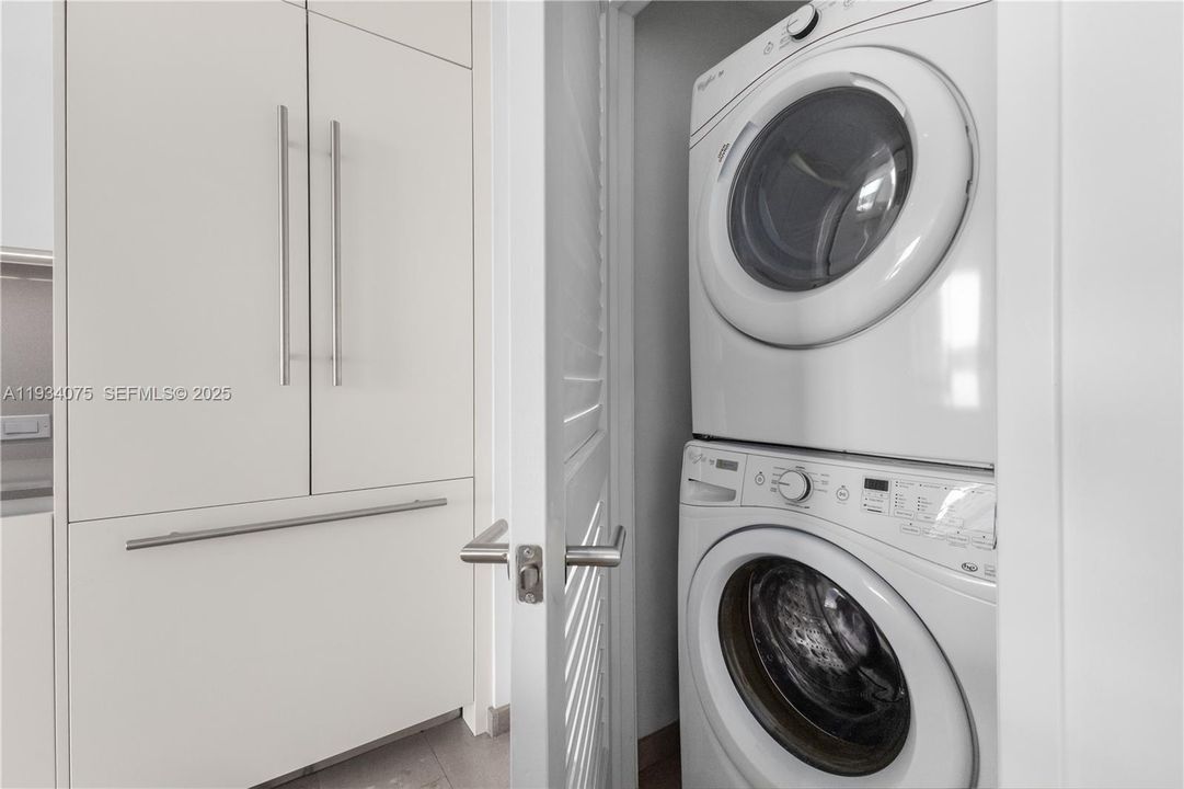 For Sale: $650,000 (1 beds, 1 baths, 810 Square Feet)