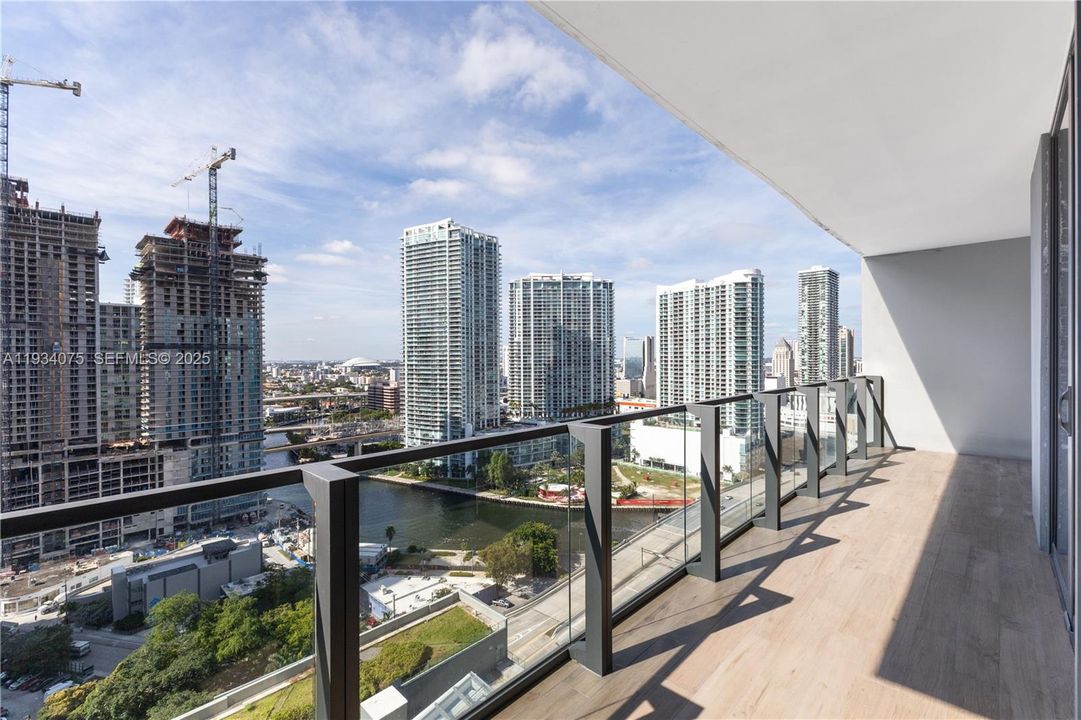 For Sale: $650,000 (1 beds, 1 baths, 810 Square Feet)