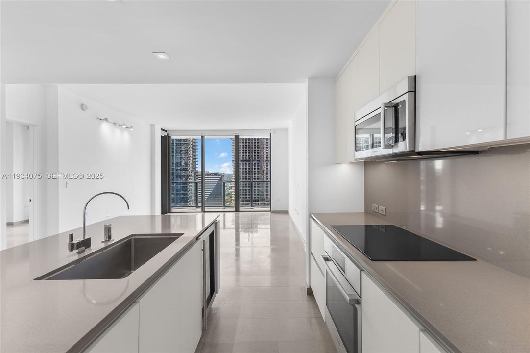 For Sale: $650,000 (1 beds, 1 baths, 810 Square Feet)