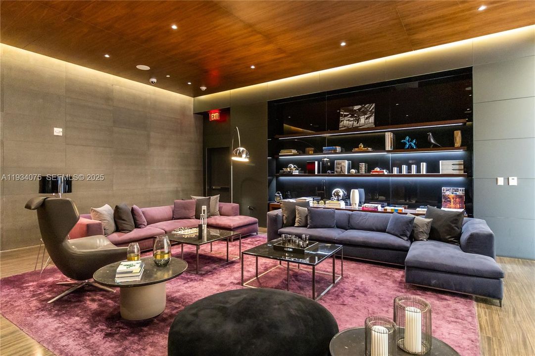 For Sale: $650,000 (1 beds, 1 baths, 810 Square Feet)