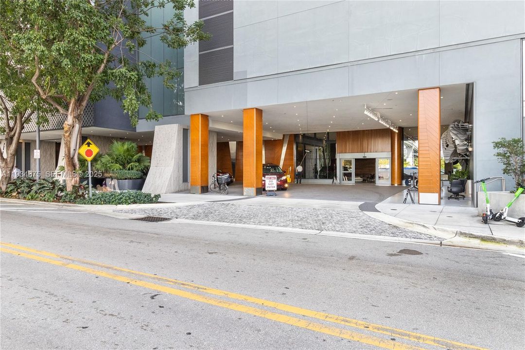 For Sale: $650,000 (1 beds, 1 baths, 810 Square Feet)