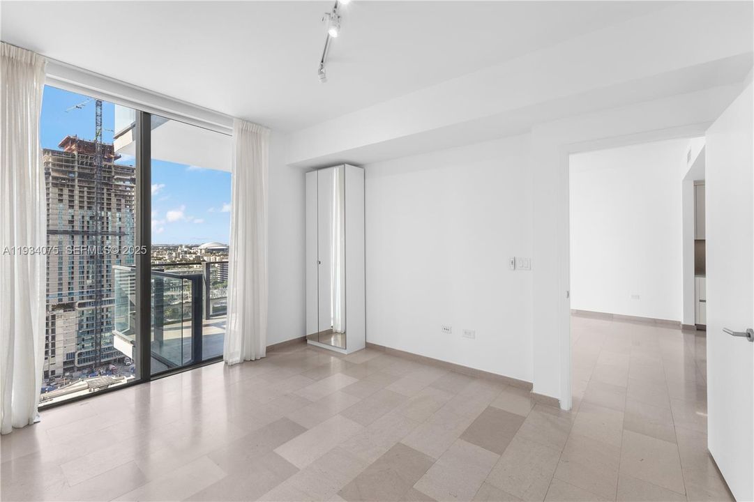 For Sale: $650,000 (1 beds, 1 baths, 810 Square Feet)