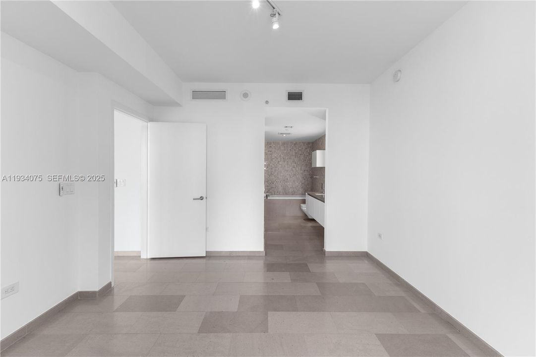 For Sale: $650,000 (1 beds, 1 baths, 810 Square Feet)