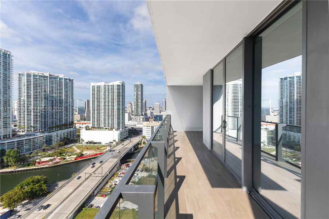 For Sale: $650,000 (1 beds, 1 baths, 810 Square Feet)