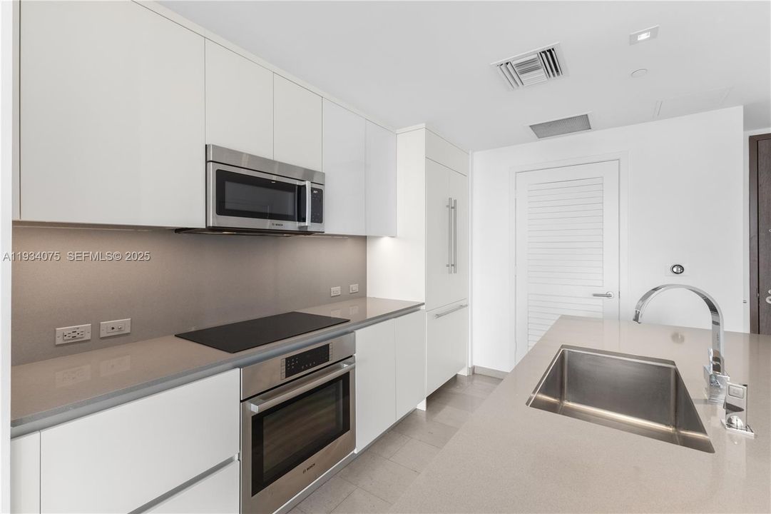 For Sale: $650,000 (1 beds, 1 baths, 810 Square Feet)