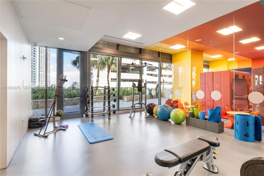 For Sale: $650,000 (1 beds, 1 baths, 810 Square Feet)