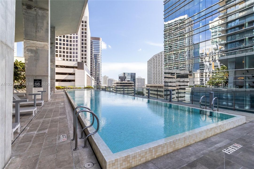 For Sale: $650,000 (1 beds, 1 baths, 810 Square Feet)