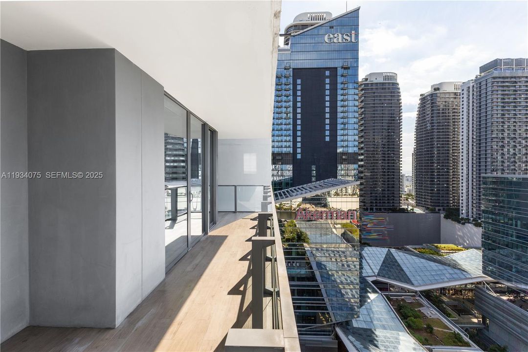 For Sale: $650,000 (1 beds, 1 baths, 810 Square Feet)