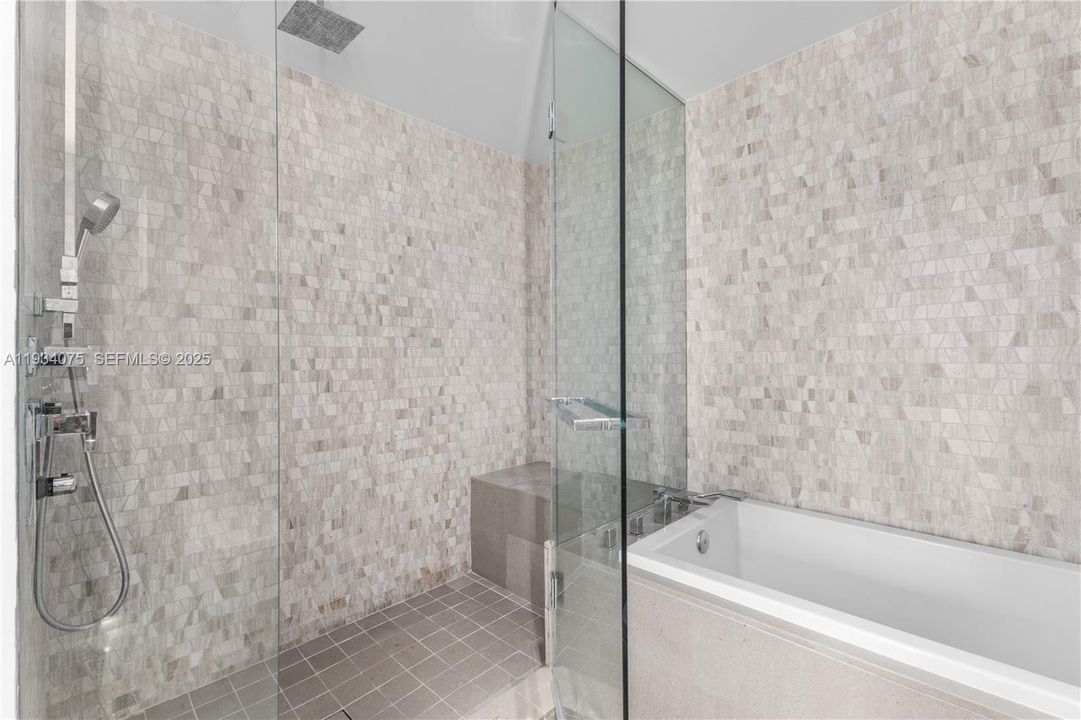 For Sale: $650,000 (1 beds, 1 baths, 810 Square Feet)