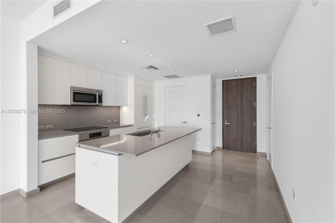 For Sale: $650,000 (1 beds, 1 baths, 810 Square Feet)