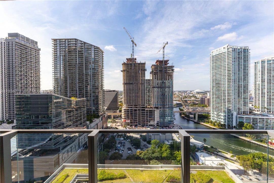 For Sale: $650,000 (1 beds, 1 baths, 810 Square Feet)