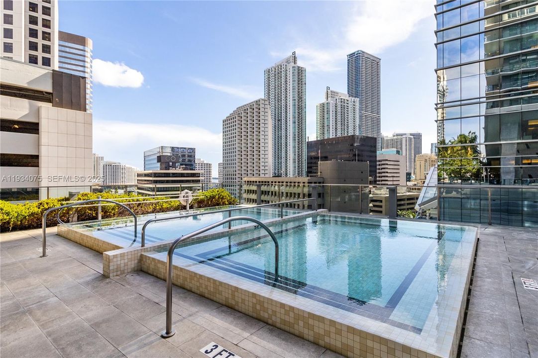 For Sale: $650,000 (1 beds, 1 baths, 810 Square Feet)