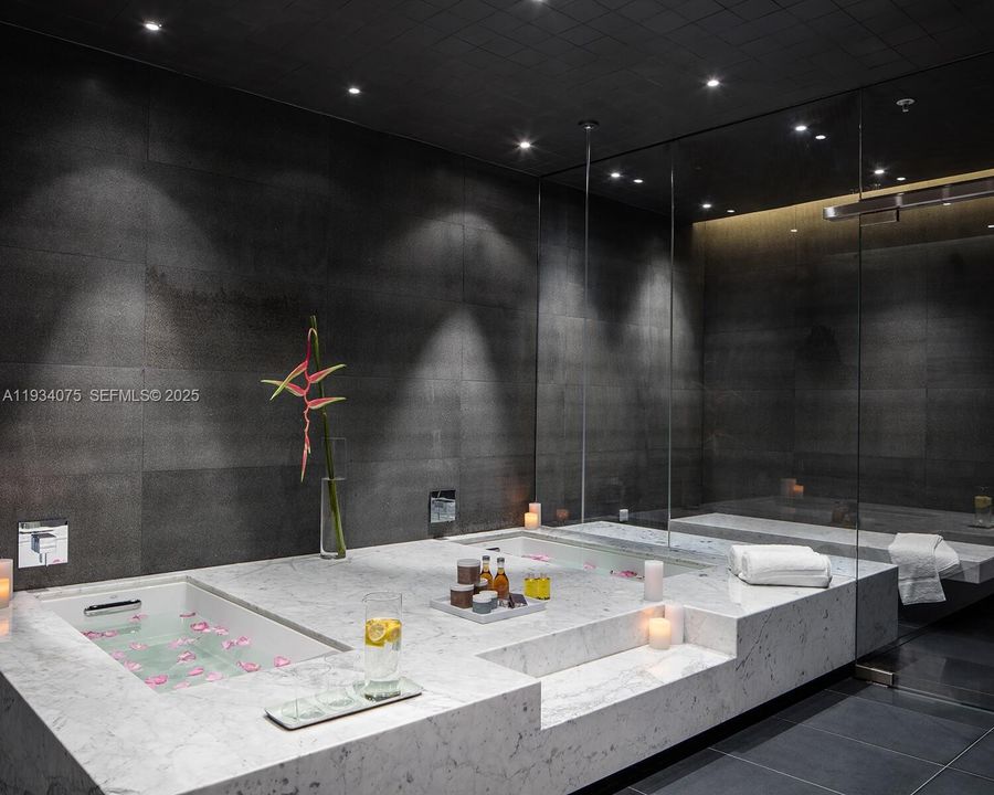 For Sale: $650,000 (1 beds, 1 baths, 810 Square Feet)