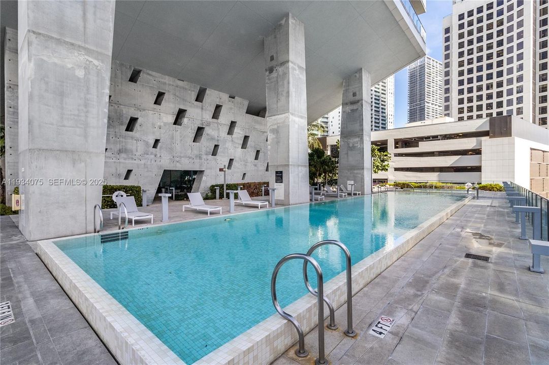 For Sale: $650,000 (1 beds, 1 baths, 810 Square Feet)