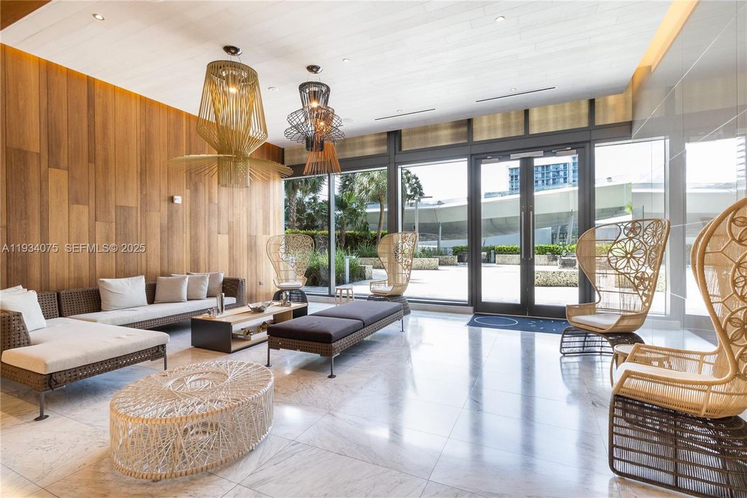 For Sale: $650,000 (1 beds, 1 baths, 810 Square Feet)