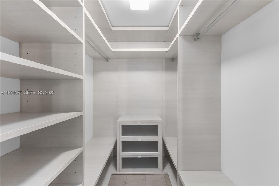 For Sale: $650,000 (1 beds, 1 baths, 810 Square Feet)