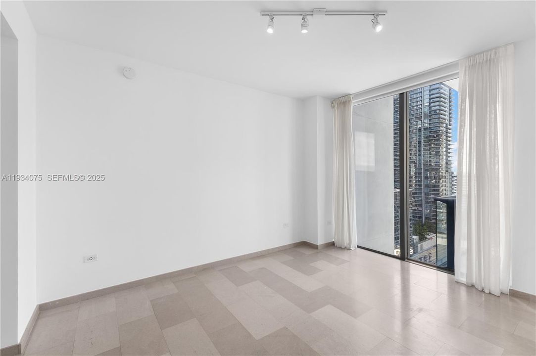 For Sale: $650,000 (1 beds, 1 baths, 810 Square Feet)