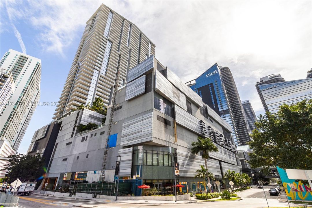 For Sale: $650,000 (1 beds, 1 baths, 810 Square Feet)