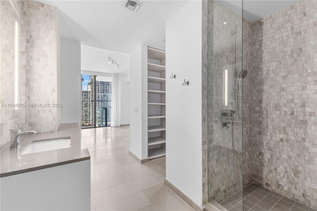 For Sale: $650,000 (1 beds, 1 baths, 810 Square Feet)