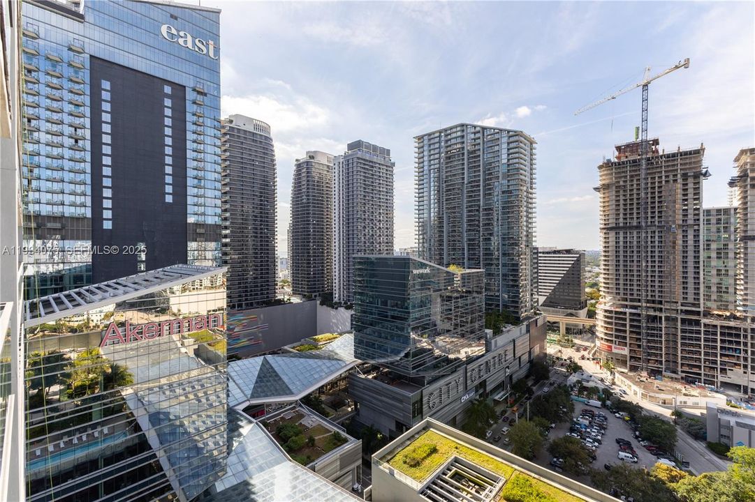 For Sale: $650,000 (1 beds, 1 baths, 810 Square Feet)