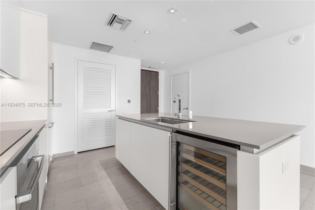 For Sale: $650,000 (1 beds, 1 baths, 810 Square Feet)