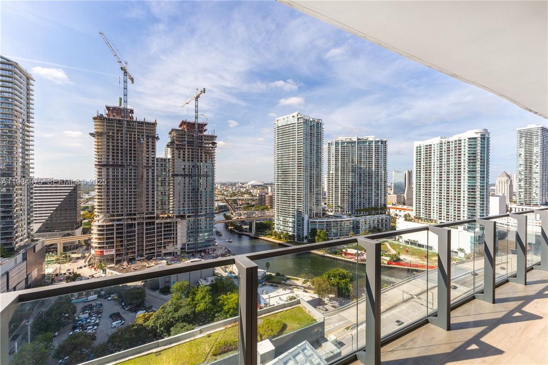 For Sale: $650,000 (1 beds, 1 baths, 810 Square Feet)