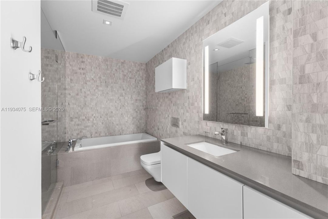 For Sale: $650,000 (1 beds, 1 baths, 810 Square Feet)