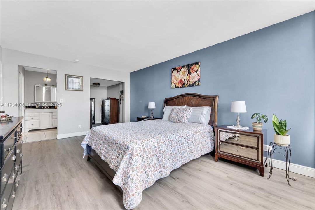 待售: $198,000 (2 贝兹, 2 浴室, 1112 平方英尺)