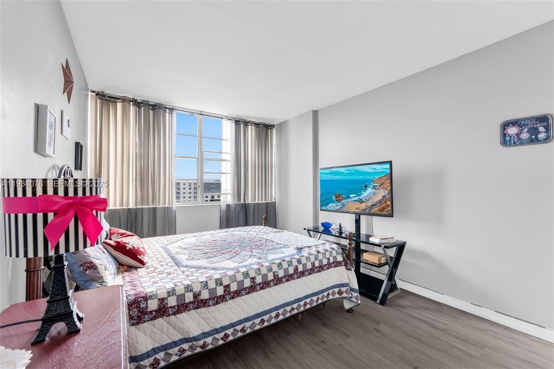 待售: $198,000 (2 贝兹, 2 浴室, 1112 平方英尺)