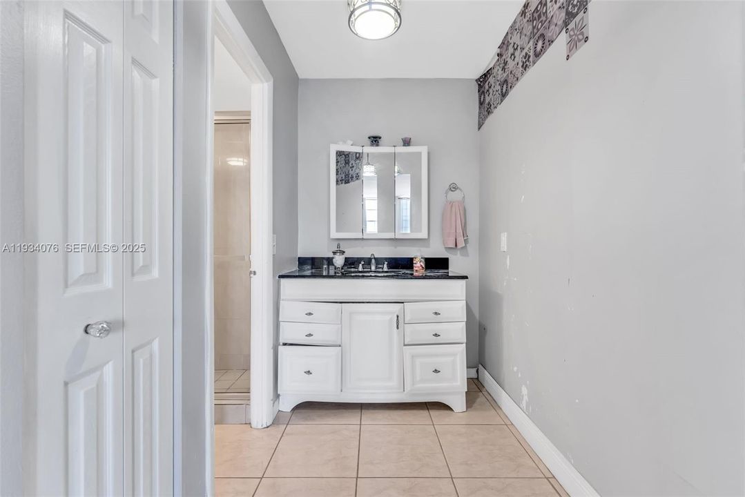 待售: $198,000 (2 贝兹, 2 浴室, 1112 平方英尺)