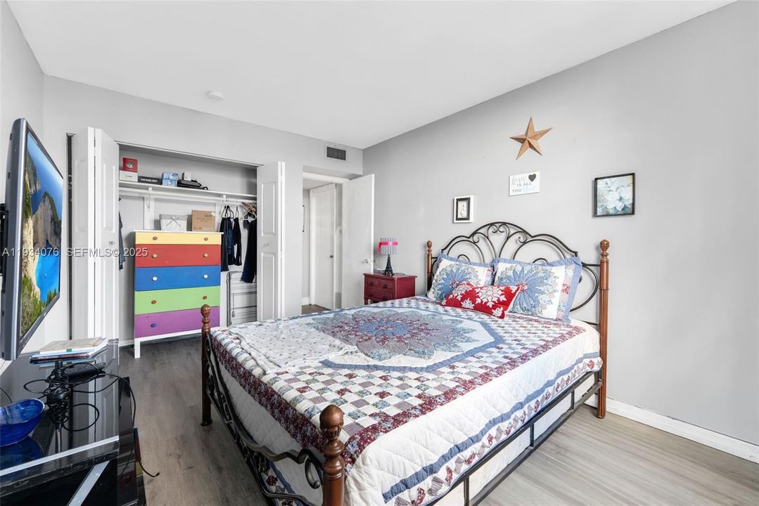 待售: $198,000 (2 贝兹, 2 浴室, 1112 平方英尺)