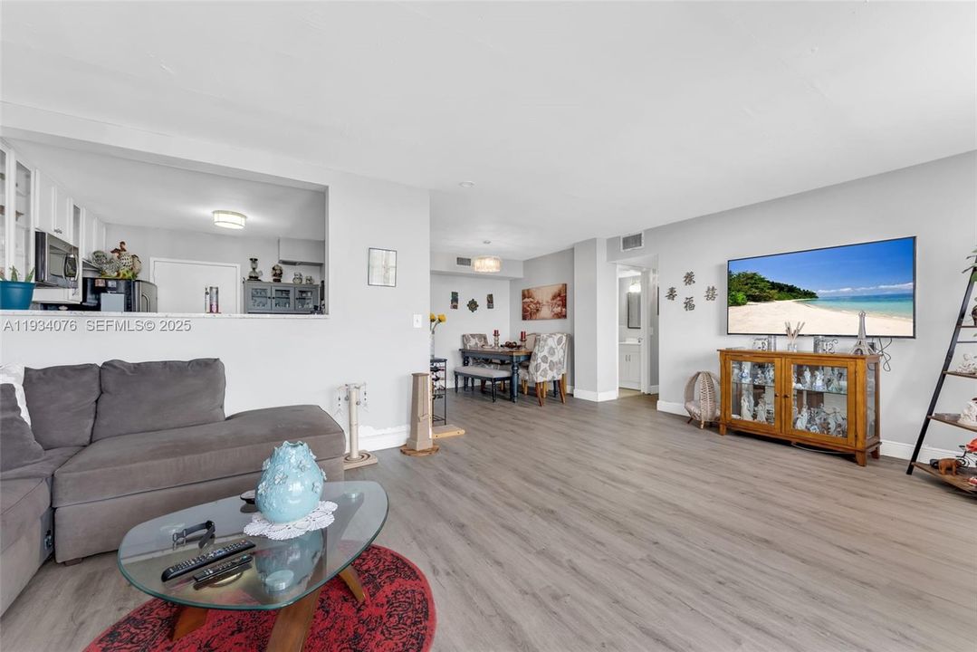 待售: $198,000 (2 贝兹, 2 浴室, 1112 平方英尺)