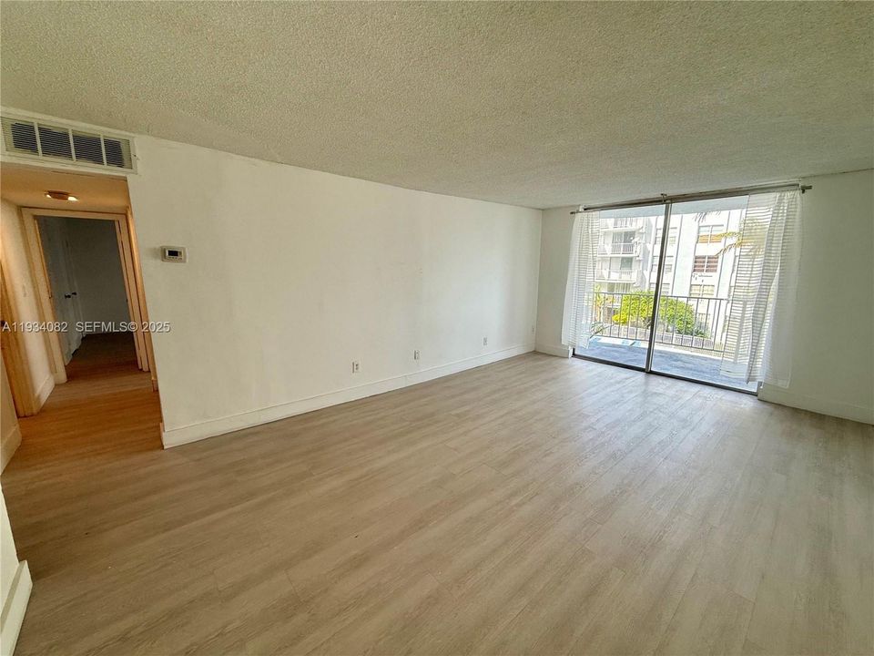 For Rent: $2,000 (2 beds, 2 baths, 1175 Square Feet)