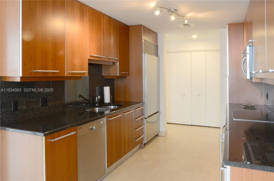 For Sale: $1,330,000 (2 beds, 2 baths, 1505 Square Feet)